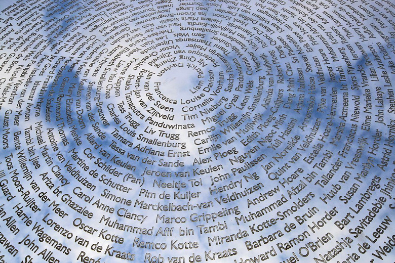 Імена всіх загиблих на борту літака рейсу МН17 зображено в імпровізованому небі національного монумента жертвам російського злочину в нідерландському Війфхуїзені. Фото з сайту voiceofalexandria.com