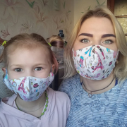 Людмила Малінкіна з донечкою залюбки носять стильні захисні маски. 