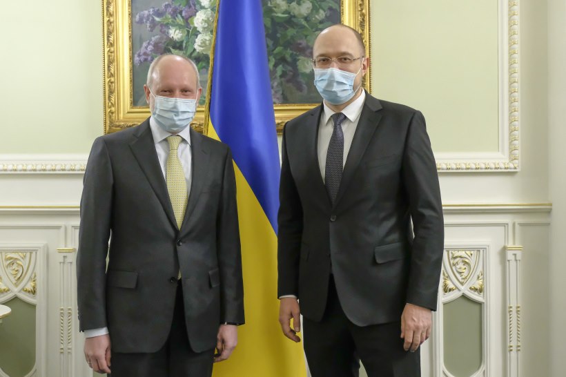 Під час їхньої зустрічі в Києві Премєр-міністра Дениса Шмигаля з  послом Європейського Союзу в Україні Матті Маасікасу. Фото з урядового порталу 