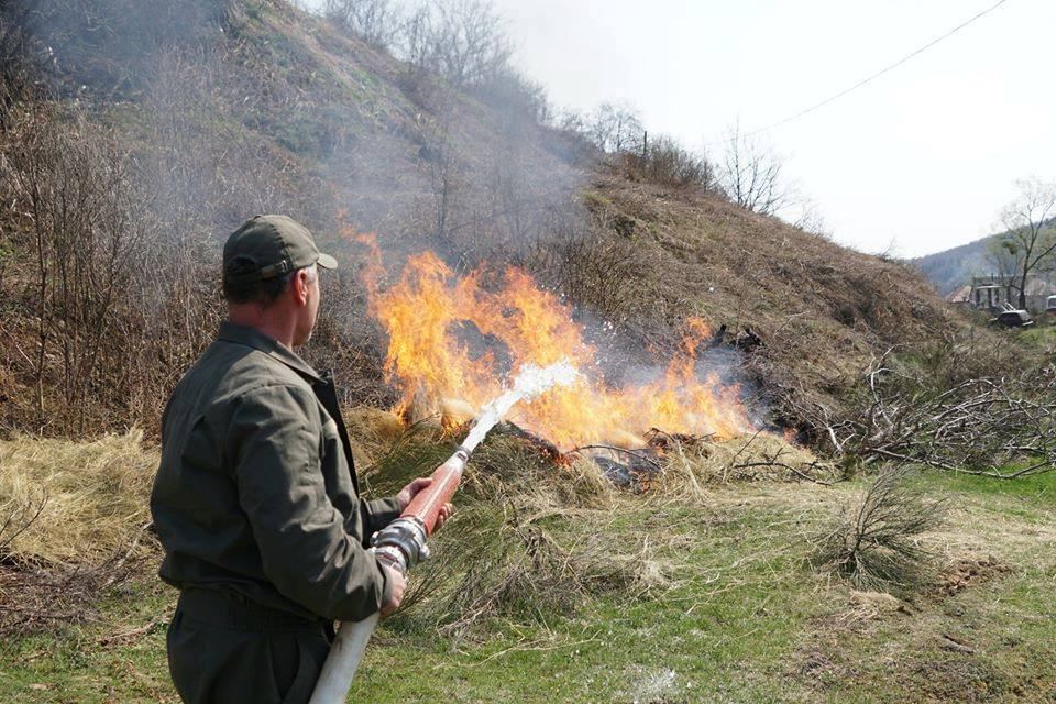 Лісівники перевіряють готовність технічних засобів до роботи в екстремальних умовах. Фото Юлія ДАВИДОВА.