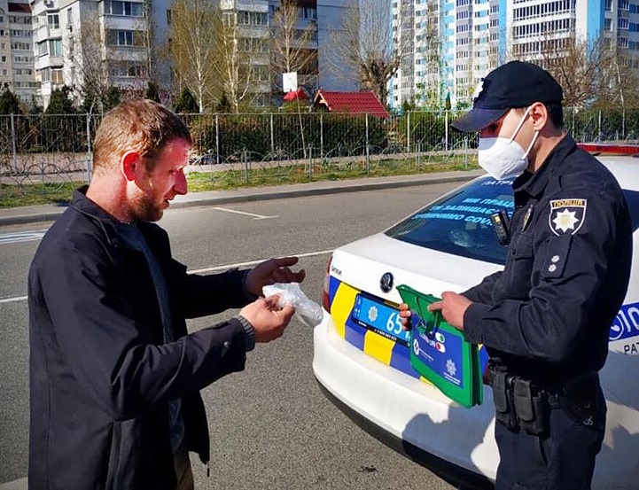 Сувора бесіда з поліцейським цього разу закінчилася для перехожого подарованою маскою, без штрафу.  Фото з сайту facebook.com