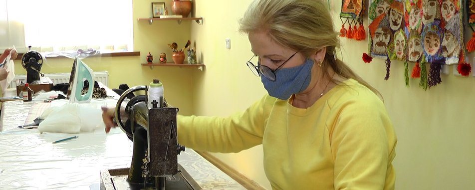 Тетяна Іванова впоралася з "хитрощами" старовинної швейної машинки. Фото надане автором