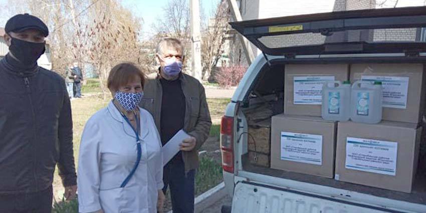Директор ТОВ СП "Нібулон" філія "Старобільська" Микола Юник особисто передав закуплені матеріали лікарні