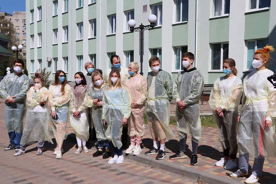 Члени бригади медиків за ці 7 днів стали, немов одна сім’я. Фото з сайту Закарпатської облдержадміністрації.