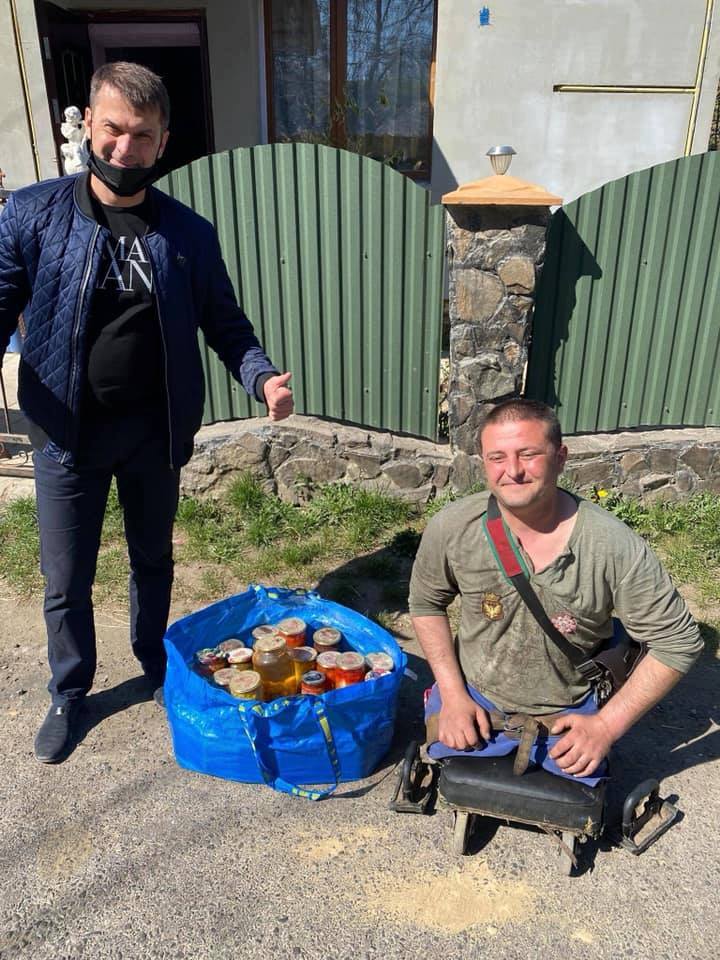 Благодійник Віталій МАТЬОВКА передав медикам сумку з власними консерваціями. Фото з сайту varosh.com.ua