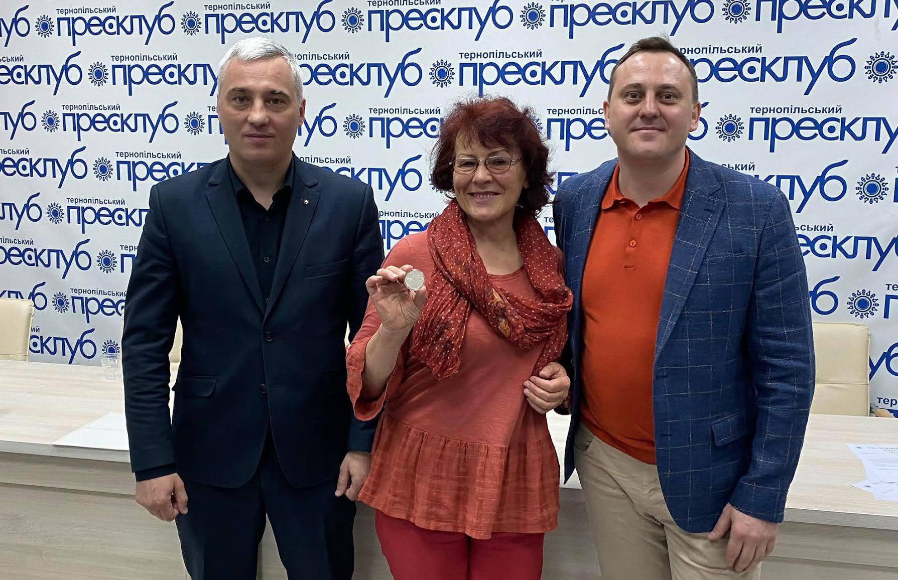 Зліва направо: голова Асоціації кінокомісій України Леонід Бицюра, заслужена журналістка України Людмила Островська з ювілейною медаллю, голова правління ПрАТ «Одеська кіностудія» Андрій Осіпов.