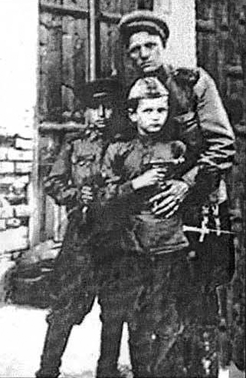 На знімку, який зроблено у Берліні в 1945 році, на першому плані син полку 14-річний Віктор Мацаєв разом з наставником старшим лейтенантом Большовим