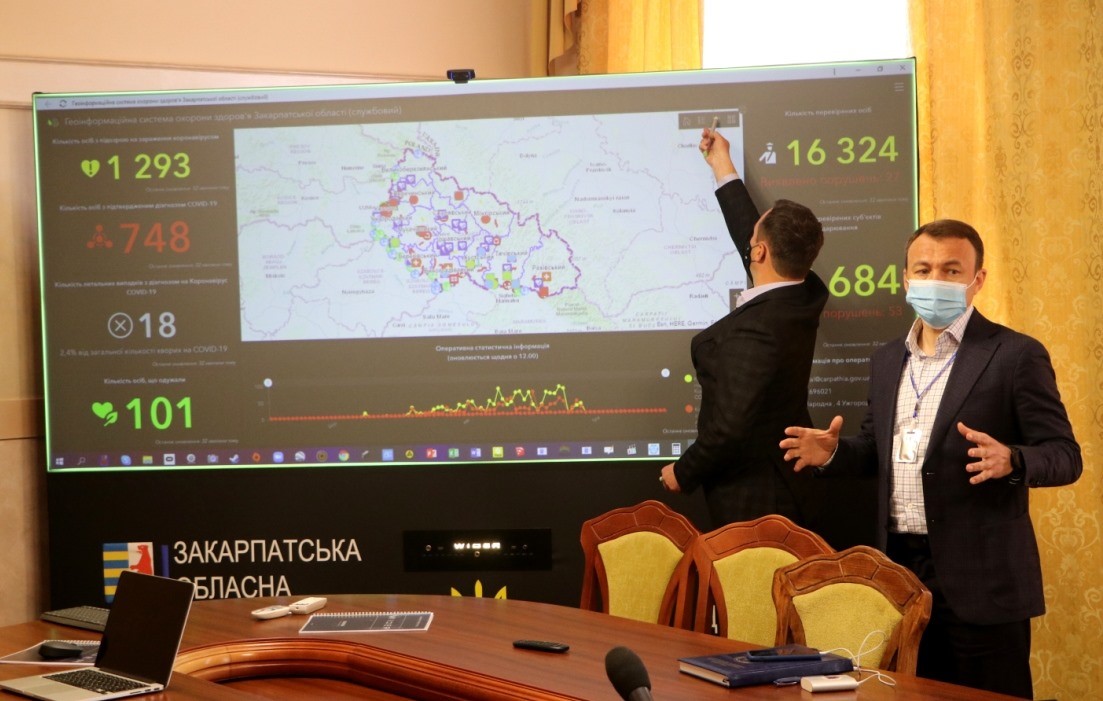 Голова Закарпатської облдержадміністрації Олексій ПЕТРОВ розповідає про можливості порталу. Фото пресслужби Закарпатської облдержадміністрації.