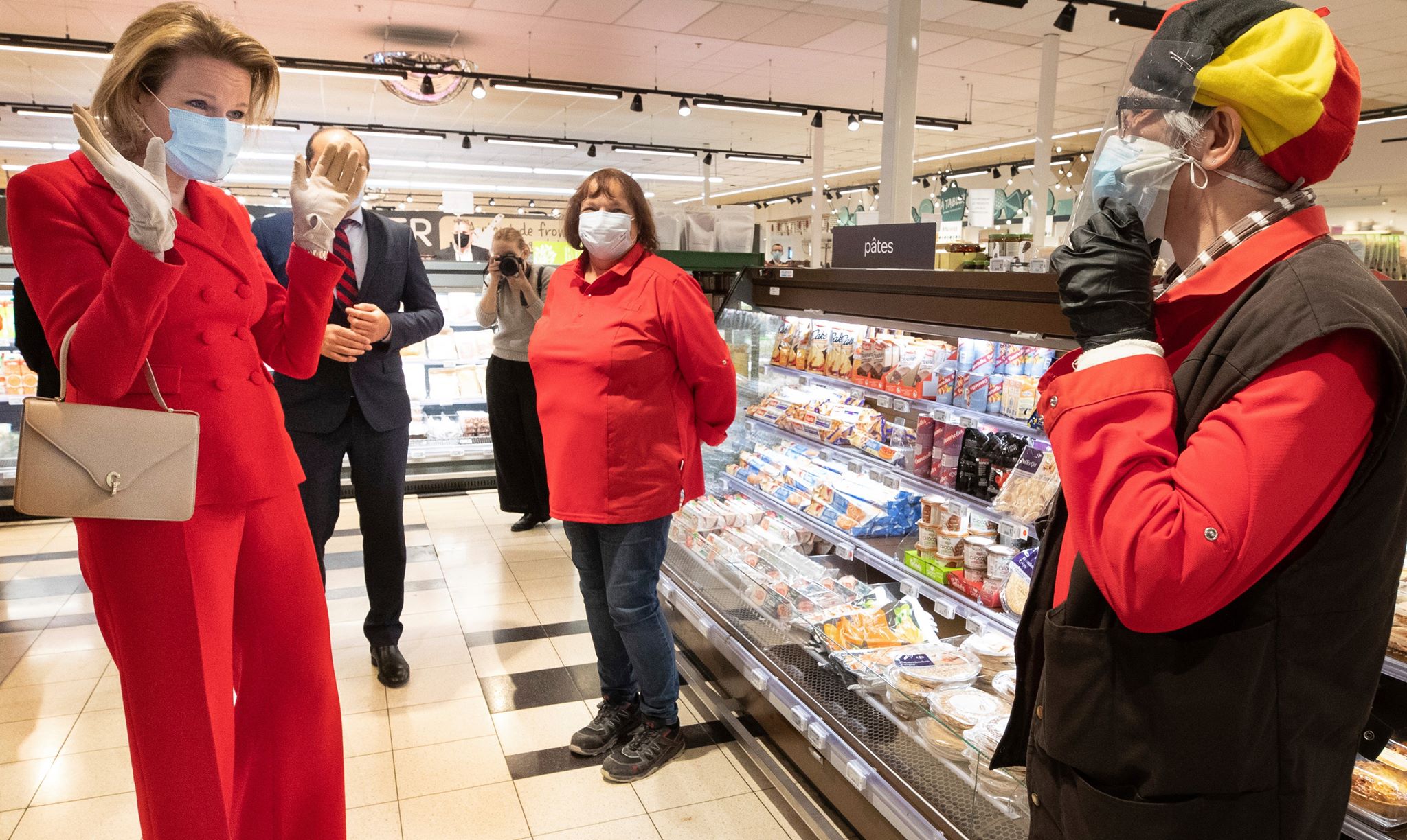 Не  щодня можно побачити королеву біля  каси супермаркету. Це сталося днями в Герпінні в Бельгії, де королева Матільда, дружина короля Філіпа, з'явилася в супермаркеті мережі Carrefour