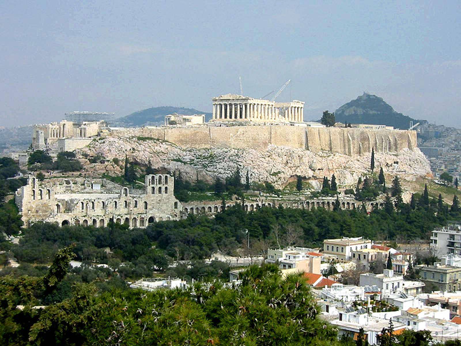Акрополь можна побачити з усіх куточків Афін, незалежно від того живете ви в бідному районі чи в багатих кварталах.