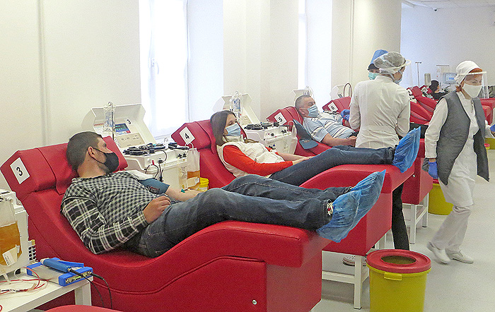 В оновлену залу донацій Черкаського центру крові приходить дедалі більше охочих поділитися власним здоров’ям із тими, хто цього потребує. Фото надав автор