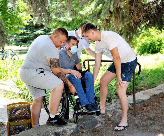 Голова обласної асоціації організацій осіб з інвалідністю Микола Надулічний перевіряє все на власному досвіді. Фото зі сторінки Луганської асоціації організацій осіб з інвалідністю у Фейсбук