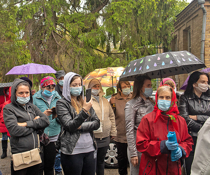 Мітингували під дощем, та депутати громади людей не почули. Фото Ігоря ЄФІМОВА