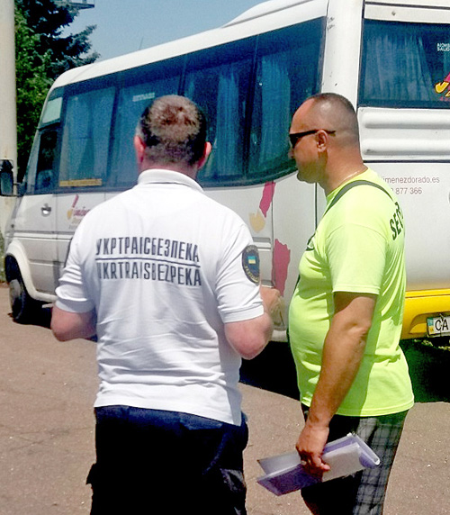 Учасники рейдових перевірок ретельно перевіряють колеж автобус. Фото пресслужби облдержадміністрації