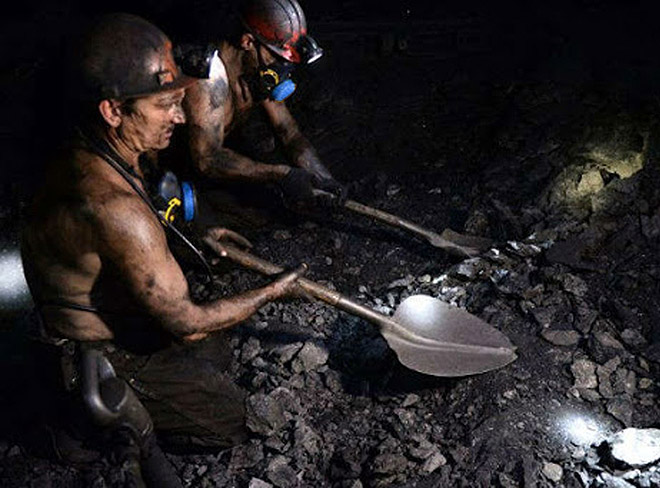 Тяжка праця шахтарів на окупованій території зовсім знецінилася, а відстоювання своїх прав карається звільненням. Фото з мережі Фейсбук