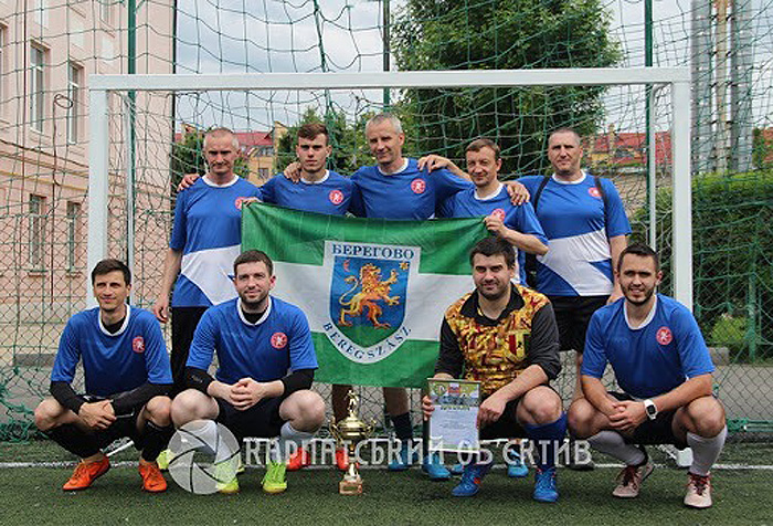 Команда-переможниця у складі журналістів із Берегового