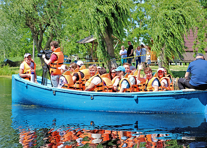По річці Чайка туристи пересуваються на безшумних баркасах. Фото надав автор