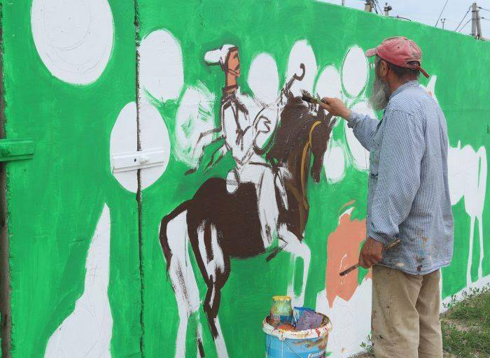 Митець створює нові картини. Фото надані автором