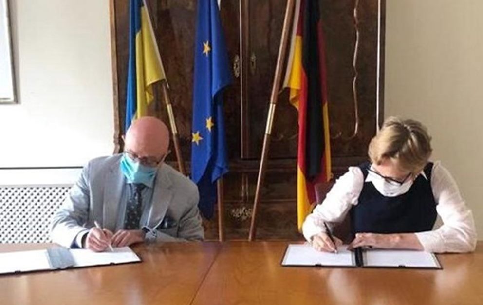 Олексій Резніков і Анка Фельдгузен підписують угоду про виділення гранту Україні