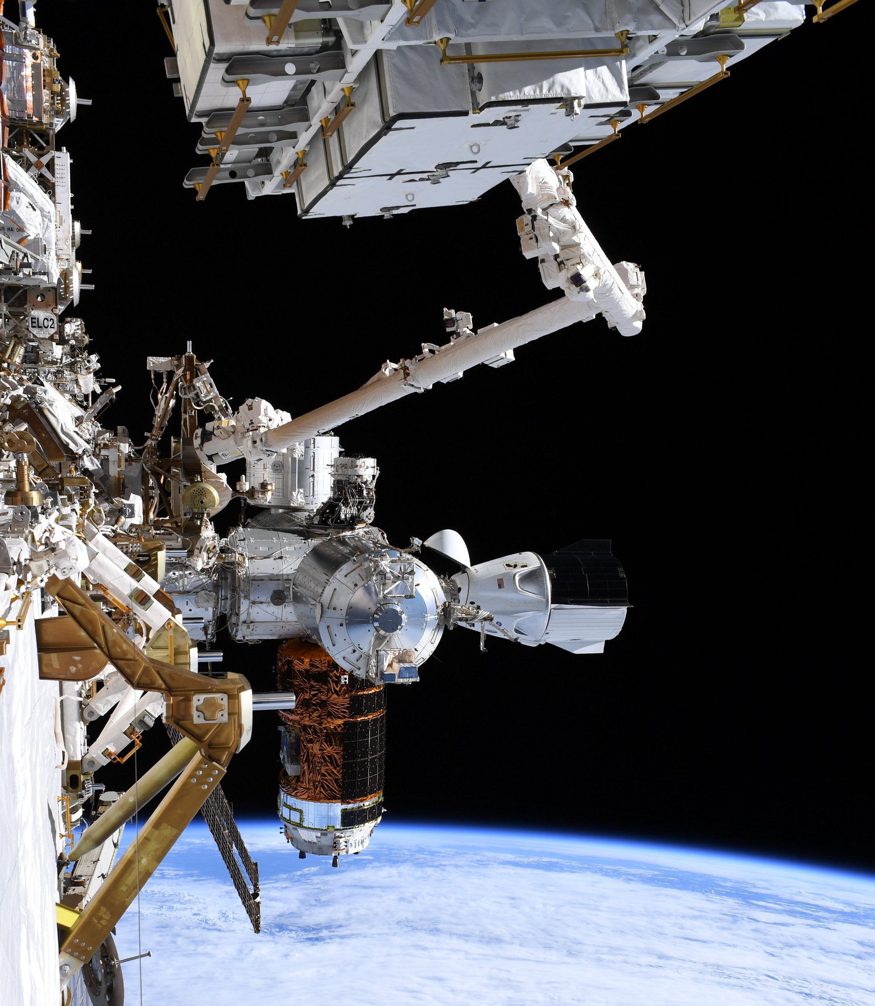 Crew Dragon, пришвартований до МКС. Це фото зробив астронавт NASA Кріс Кессіді з Міжнародної космічної станції.