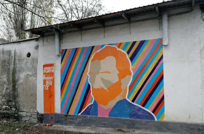 Cтіну неподалік від зупинки 2 КП прикрашає інтерпретація автопортрета відомого художника Вінсента Ван Гога. Фото надане автором