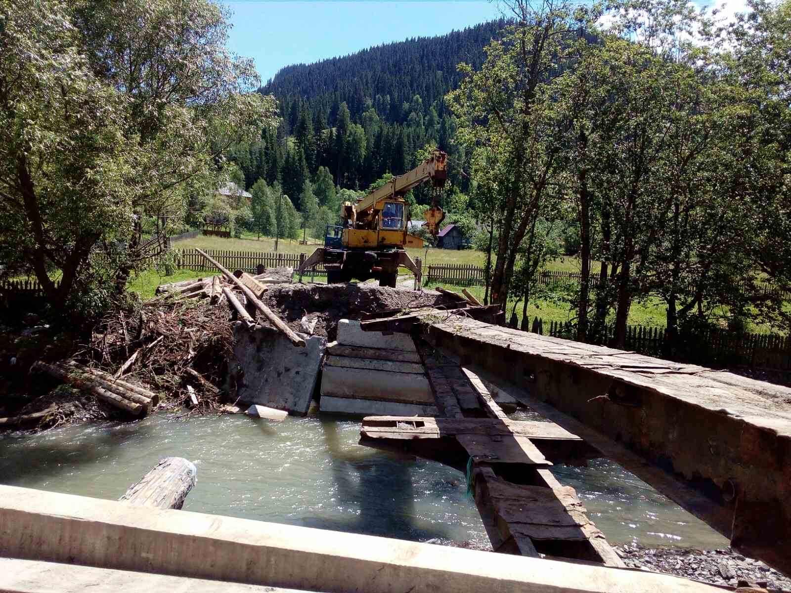 Завдяки місцевим підприємцям на території села швидко відновили кладки і один зі зруйнованих мостів через Сучаву.  Фото автора