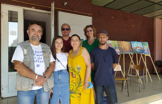 Автори виставки провели цей день, спілкуючись із шанувальниками прекрасного. Фото з сайту www.mukachevo.net.