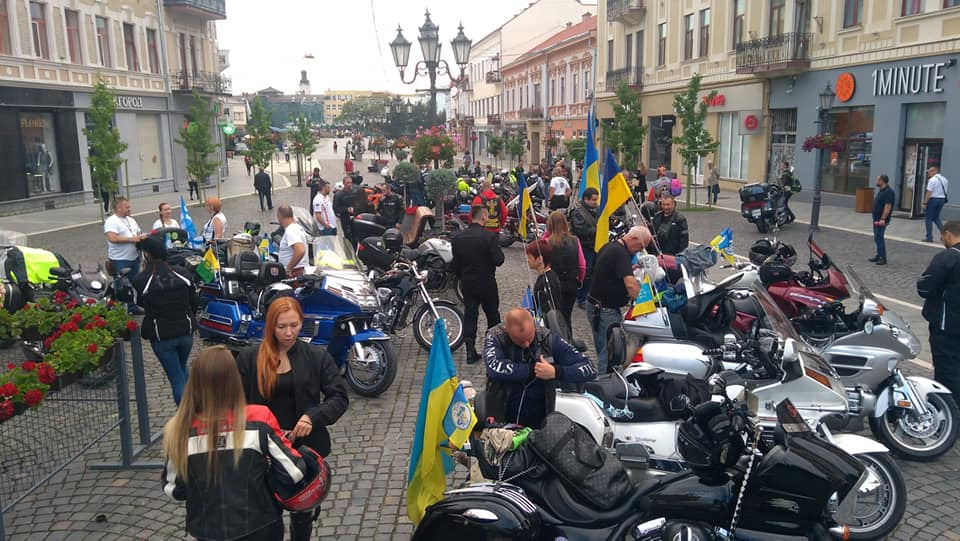 Учасники «Мотопробігу Єдності – 2020» перед стартом із Ужгорода. Фото Марії КОМАРОВОЇ.  