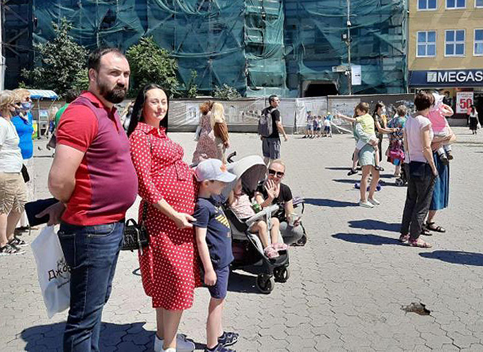 Прощання з «Бавкою» зібрало на Театральній багато маленьких глядачів і їхніх батьків. Фото з сайту uzhgorod.net.ua.