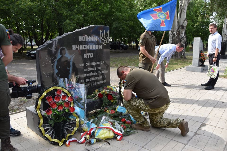 Квіти до пам’ятного знака загиблим воїнам-учасникам АТО/ООС. Фото зі сторінки операції об’єднаних сил у фейсбуці