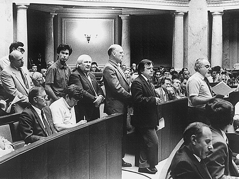 Важливість того вікопомного дня по-різному відображалася на обличчях депутатів у 1990 році. Фото з сайту pravobiblio.blogspot.com