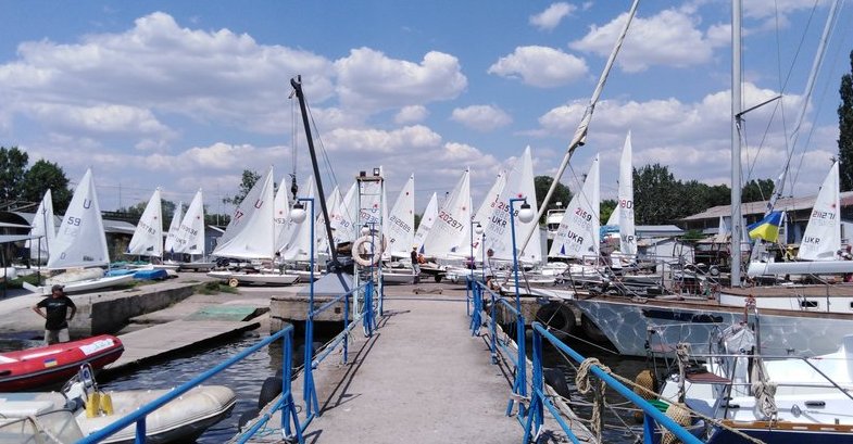 Вітрильники стартують з Миколаївського яхтклубу. Фото телеканалу Суспільне:Миколаїв