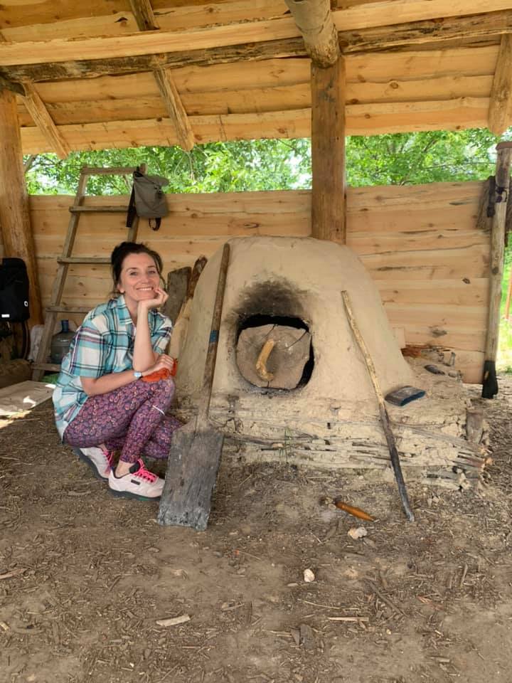 Олена Медведєва біля середньовічної печі.