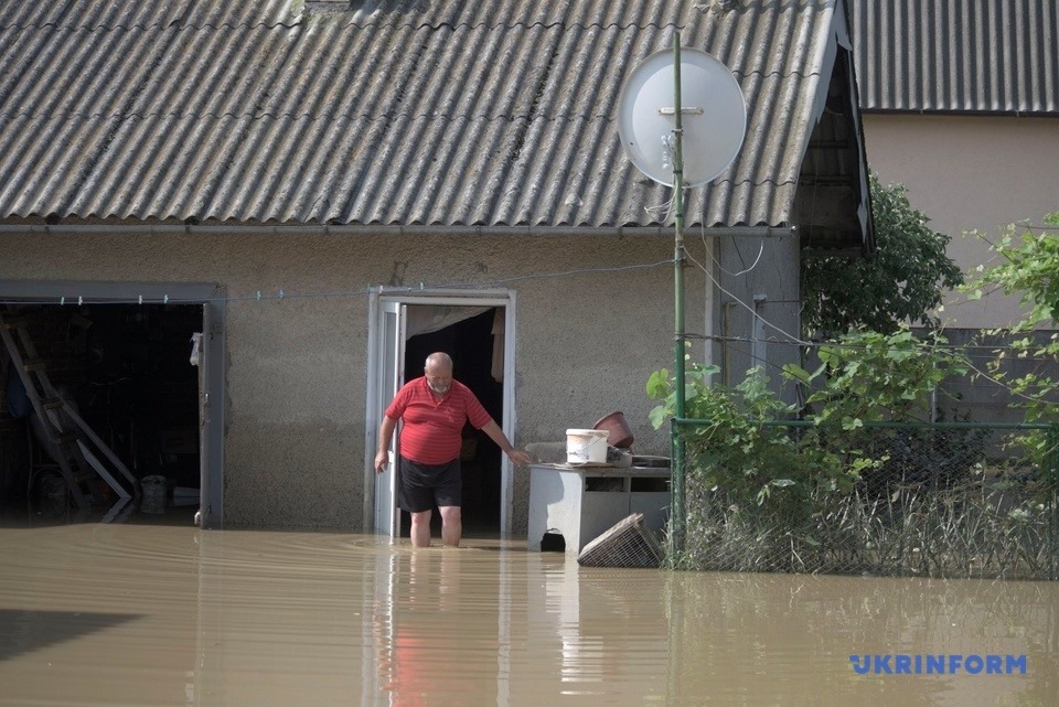 Уряд виділив сім’ям, житлові будинки яких пошкоджено, по 20 тисяч гривень. Фото Укрiнформу