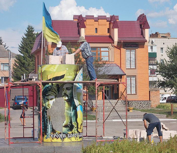 У Лисянці на центральній площі розпочали монтаж пам&rsquo;ятника гетьманові. Фото з сайту viche.ck.ua