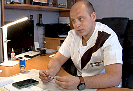 Роман Морару-Бурлеску обмірковує тактику чергової операції. Фото з сайту 18000.com.ua  