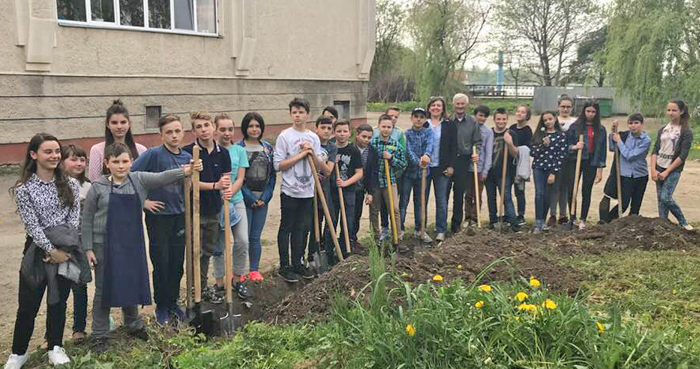 Діти в різних областях України на пришкільних ділянках вирощують городину в теплих грядках Розума