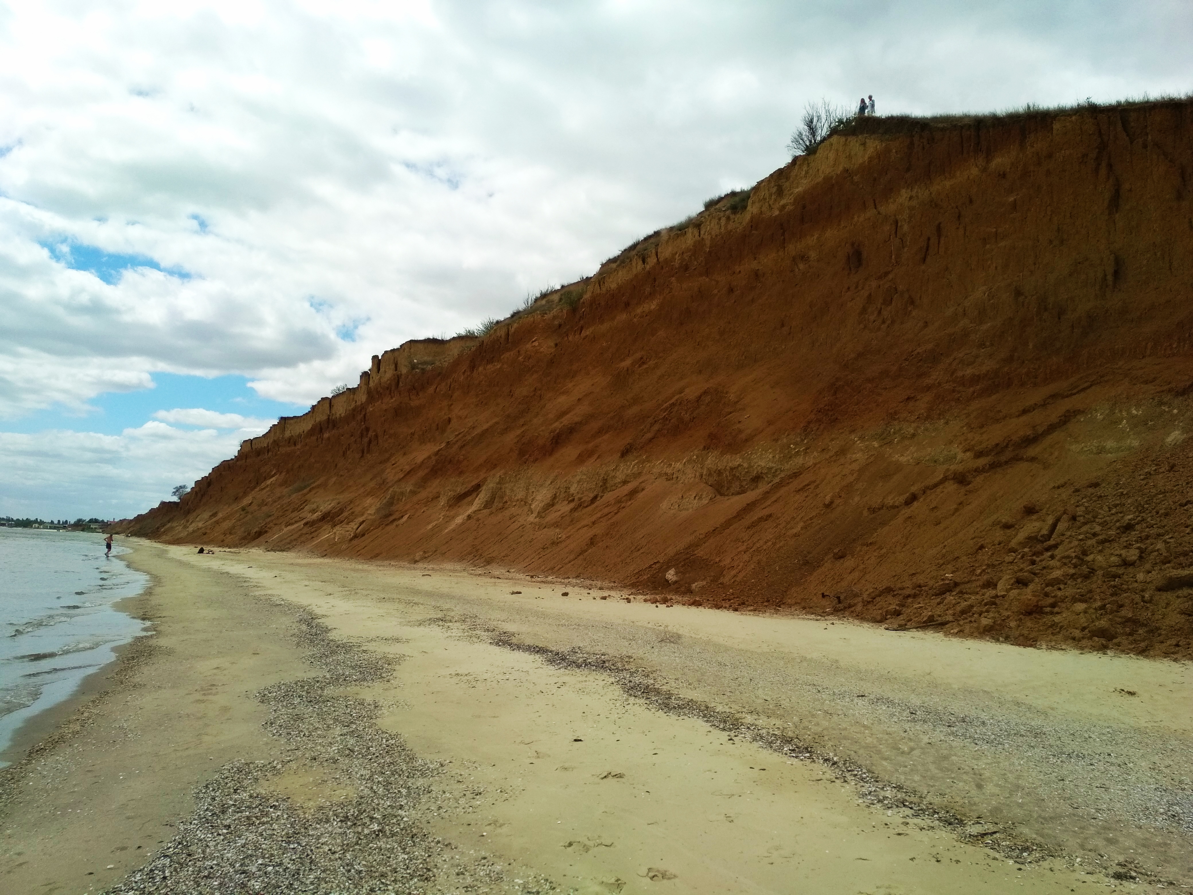 В будні дні відпочивальників менше, але очевидно, що круча сповзає в море. Фото автора