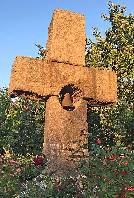 Не дуже багато киян знають, що могила Георгія Гонгадзе — біля храму святого Миколи Набережного на Подолі. Фото автора