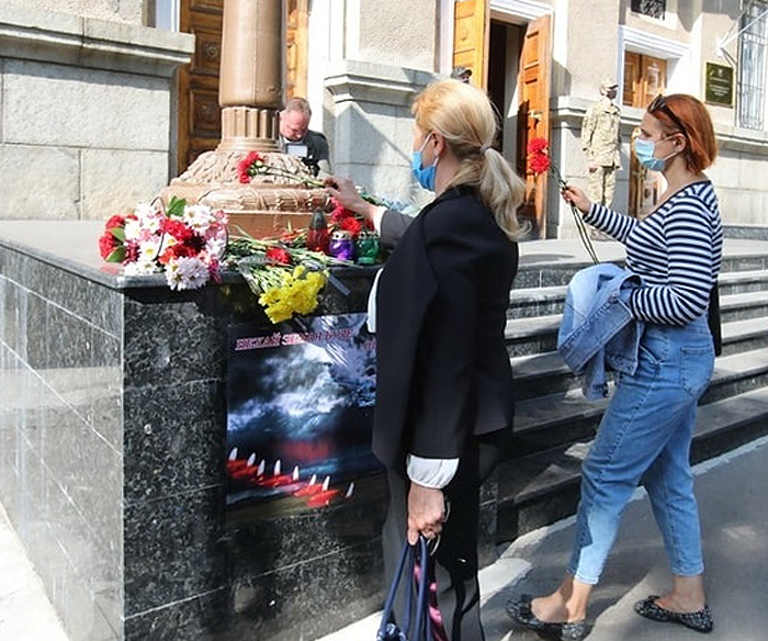 На вшанування пам’яті загиблих харків’яни одразу ж почали приносити живі квіти до Харківського національного університету Повітряних Сил ім. І. Кожедуба. Фото з сайту Укрінформ