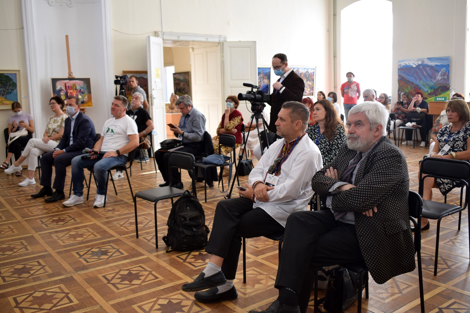 Учасники під час відкриття фестивалю в обласному Художньому музеї ім. Йосипа Бокшая.