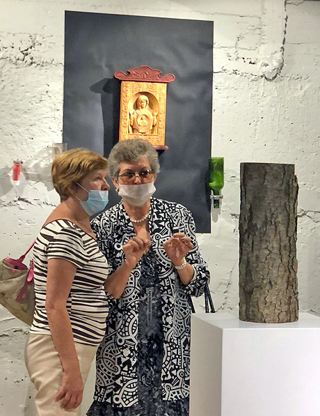 Під час відкриття виставки в художній галереї «Ваґабундо» в Івано-Франківську. Роботи луганського різьбяра викликають серйозний резонанс, вони отримали високу оцінку фахівців та мистецтвознавців, захоплені відгуки глядачів