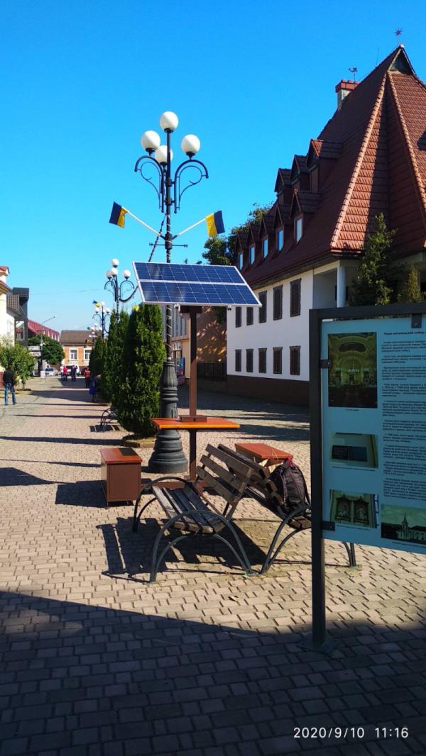 &laquo;Лавиця&raquo; для заряджання ґаджетіву Тячеві. Фото надане автором