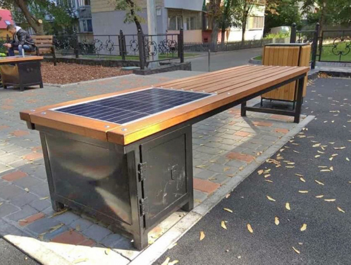 Сонячна лавка для заряджання гаджетів запрацює вже завтра