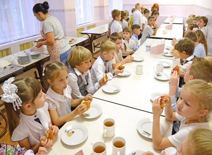 Смачний сніданок у веселому товаристві діти зазвичай з’їдають залюбки. Фото Володимира ЗАЇКИ