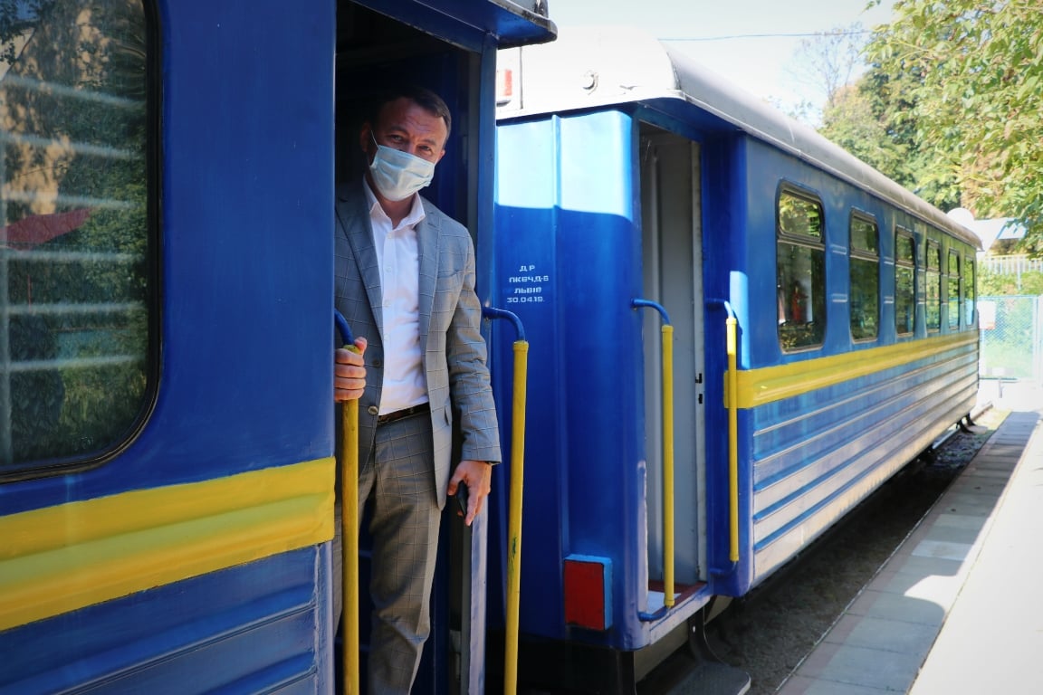 Олексій ПЕТРОВ на східцях вагона Ужгородської дитячої залізниці. 