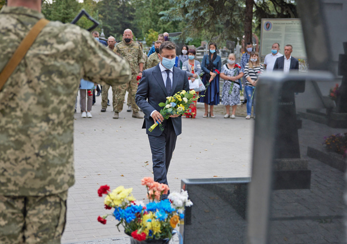 Глава держави в Сумах поклав квіти до меморіальної стели героям антитерористичної операції. Фото з сайту president.gov.ua