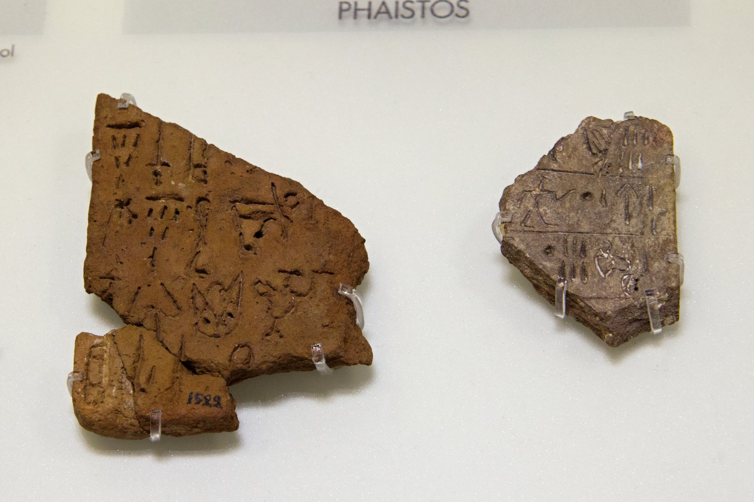 Фрагменти глиняних табличок з минойским листом. Фото: Wikimedia Commons
