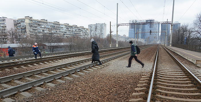 Ось так мешканці міста скорочують шлях, ризикуючи потрапити під потяг. Фото Володимира ЗAЇКИ