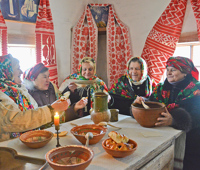 Особливу роль глиняний посуд відіграє під час різдвяних свят. Фото Володимира ЗАЇКИ